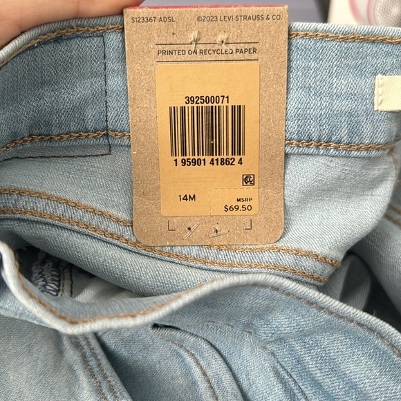 Women's Levi's® Classic Straight-Leg Light Wash Jeans - Picture 7 of 15